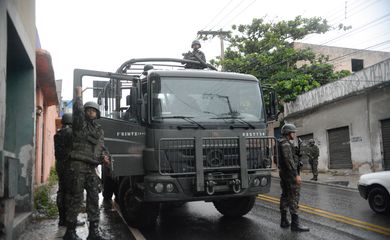 Vila Velha (ES) - Soldados do Exército fazem a segurança das ruas e dos terminais rodoviários vazios em Vila Velha, região metropolitana de Vitória (Tânia Rêgo/Agência Brasil)