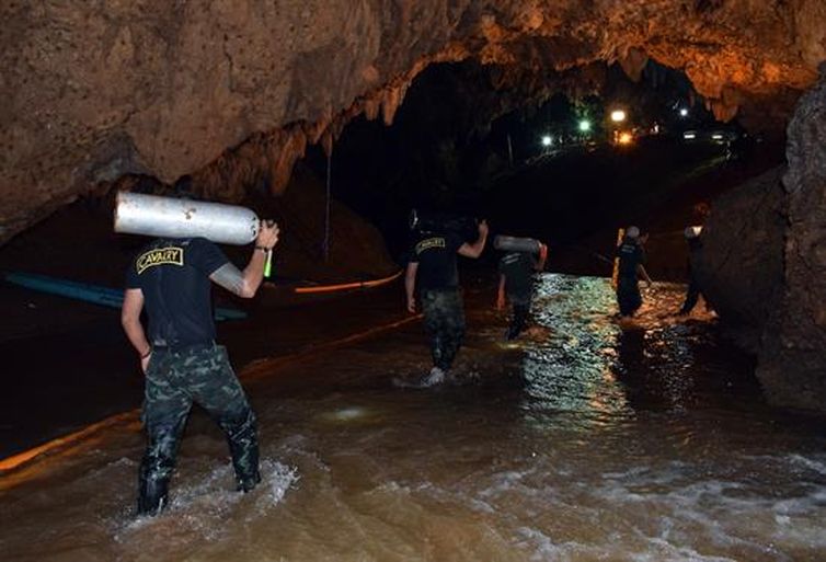 Adolescentes desaparecidos são encontrados com vida em caverna na Tailândia