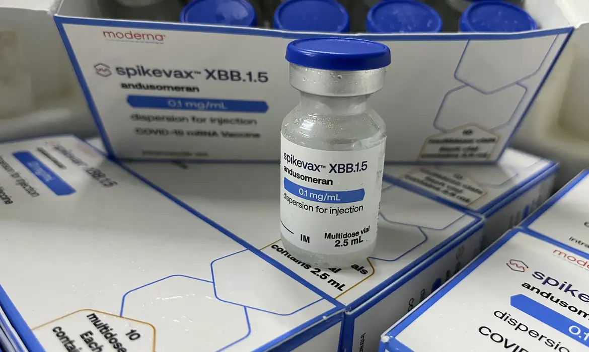 A Secretaria de Estado da Saúde (Sesa) recebeu nesta quinta-feira (9) um novo lote de vacinas contra a Covid-19. A nova remessa conta com 136.800 doses da vacina Spikevax monovalente da Moderna, que foi atualizada para proteger contra a subvariante da Ômicron XBB 1.5. Foto: SESA/Gov. Estado Paraná