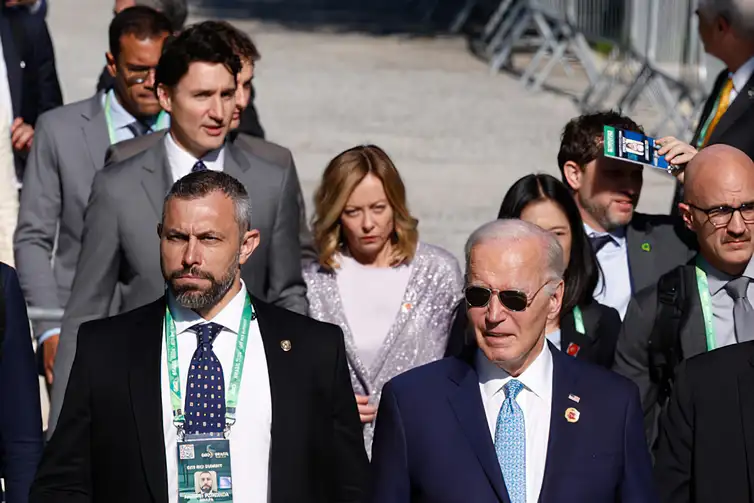 Rio de Janeiro(RJ), 18/11/2024 - O presidente dos Estados Unidos, Joe Biden (c), o primeiro ministro do Canada, Justin Trudeau, e a ministra da Italia, Giorgia Meloni (ambos ao fundo), chegam atrasados e nao participam da fotografia oficial Aliança global contra a fome e a pobreza G20 Brasil.<br /> Foto: Tânia Rêgo/Agência Brasil