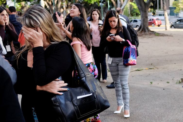 A woman reacts after an earthquake in Caracas, Venezuela August 21, 2018. REUTERS/Marco Bello
