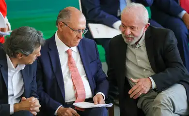 Brasília (DF) 30/06/2025 O presidente Luiz Inácio Lula da Silva, acompanhado dos ministros do Desenvolvimento, Indústria, Comércio e Serviços, Geraldo Alckmin, da Fazenda, Fernando Haddad e da Agricultura Familiar, Paulo Teixeira,  participa da cerimônia de lançamento do Plano Safra da Agricultura Familiar 2025/2026.  Foto: Fabio Rodrigues-Pozzebom/ Agência Brasil