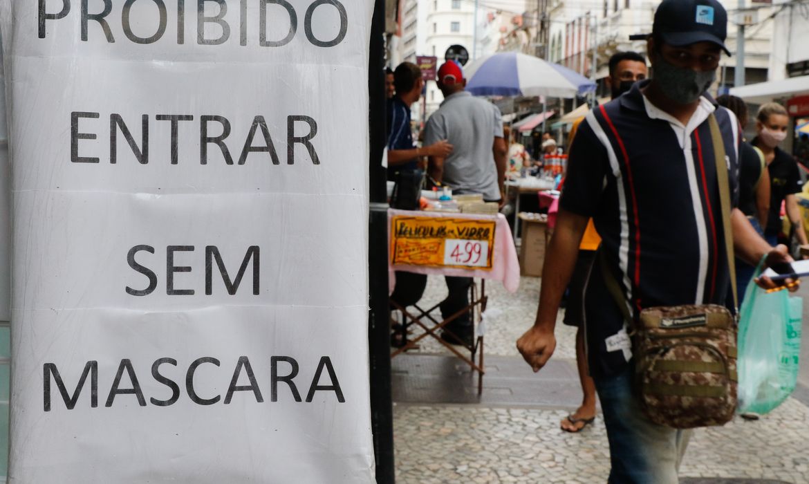 Primeiro dia de flexibilização do uso de máscaras ao ar livre no Estado do Rio de Janeiro.