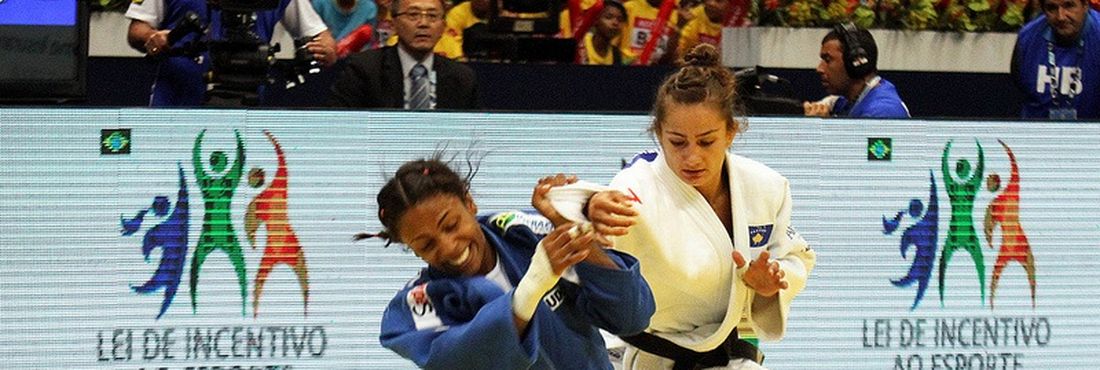 A brasileira Érika Miranda, de quimono azul, foi para final com a atleta do Kosovo, Majlinda Kelmendi, número 1 do mundo. A judoca perdeu por ippon e ficou com a prata, na categoria até 52kg.