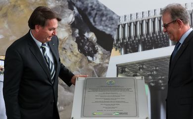  Presidente da República, Jair Bolsonaro descerra placa alusiva a inauguração da 8ª Cascata de Ultracentrífugas da Usina de Enriquecimento Isotópico de Urânio.
