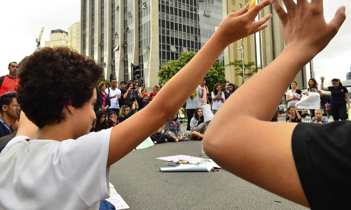 São Paulo - Estudantes bloqueiam, com cadeiras e cartazes, um dos sentidos da Avenida Brigadeiro Faria Lima, em protesto contra a reorganização escolar no estado de São Paulo (Rovena Rosa/Agência Brasil) 