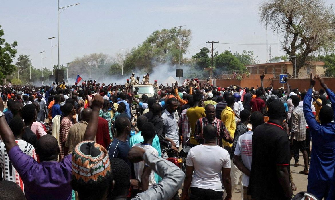 Manifestantes pró-junta perto de embaixada francesa em Niamei