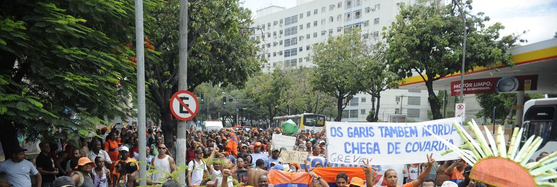 Rio de Janeiro - Um grupo de garis que fazia caminhada em direção ao Sambódromo entra em confronto com a Tropa de Choque da Polícia Militar na Avenida Presidente Vargas (01/03/2014)