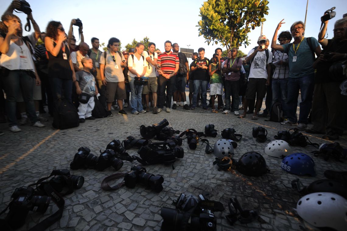 Rio de Janeiro - RepÃ³rteres fotogrÃ¡ficos, cinematogrÃ¡ficos e jornalistas fazem homenagem ao cinegrafista da TV Bandeirantes, Santiago Andrade, no local onde foi atingido por um rojÃ£o (Fernando FrazÃ£o/AgÃªncia Brasil)