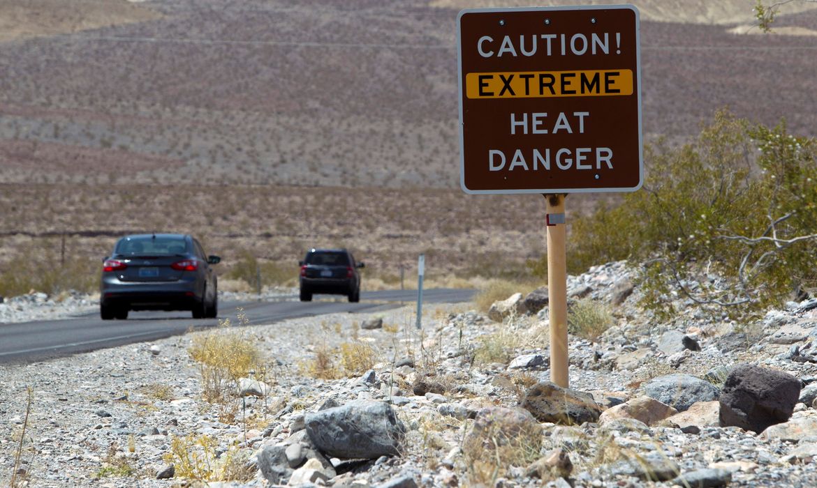 Placa alerta para calor extremo no Parque Nacional do Vale da Morte, na Califórnia