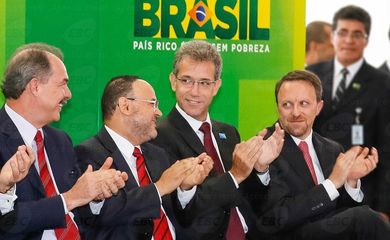 Novos ministros tomam posse