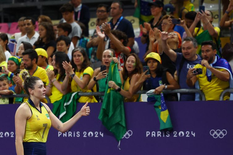 Paris 2024 Olympics - Volleyball - Women's Semifinals - Brazil vs United States - South Paris Arena 1, Paris, France - August 08, 2024. Rosamaria Montibeller of Brazil gestures as she walks off the court after losing the match against United States. Reuters/Siphiwe Sibeko/Proibida reprodução