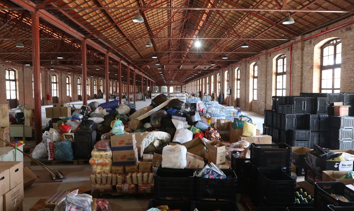 A ONG Ação da Cidadania recebe doações para as vítimas das chuvas em Petrópolis, no galpão da sede da organização, zona central da cidade.