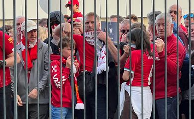 Torcedores do Liverpool aguardam para entrar no Stade de France, em Paris, França