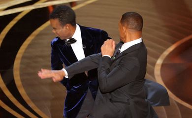 Will Smith acerta um tapa no rosto de Chris Rock durante o Oscar