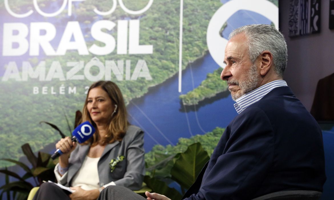 Bruno Peres/Agência Brasil Belém (PA), 12/11/2025 - O presidente da COP30, embaixador André Corrêa do Lago, fala em entrevista para a TV Brasil e Agência Brasil no estúdio da EBC, na COP30. Foto: Bruno Peres/Agência Brasil