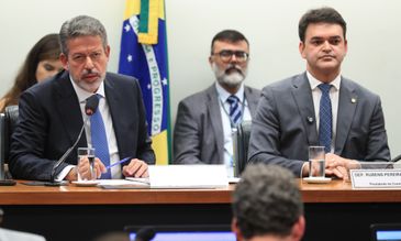Brasília (DF), 06/05/2025  - A comissão especial que vai debater a isenção de Imposto de Renda para quem ganha até R$ 5 mil (PL 1.087/25) foi instalada. Deputado Rubens Pereira Júnior (PT-MA) o presidente do colegiado e o deputado Arthur Lira (PP-AL), o relator.
Foto: Lula Marques/Agência Brasil