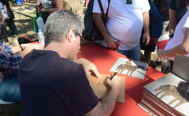 Paraty (RJ) - Escritor Maurício Meirelles autografa livro na Praça da Matriz durante a Flipinha  (Tomaz Silva/Agência Brasil)