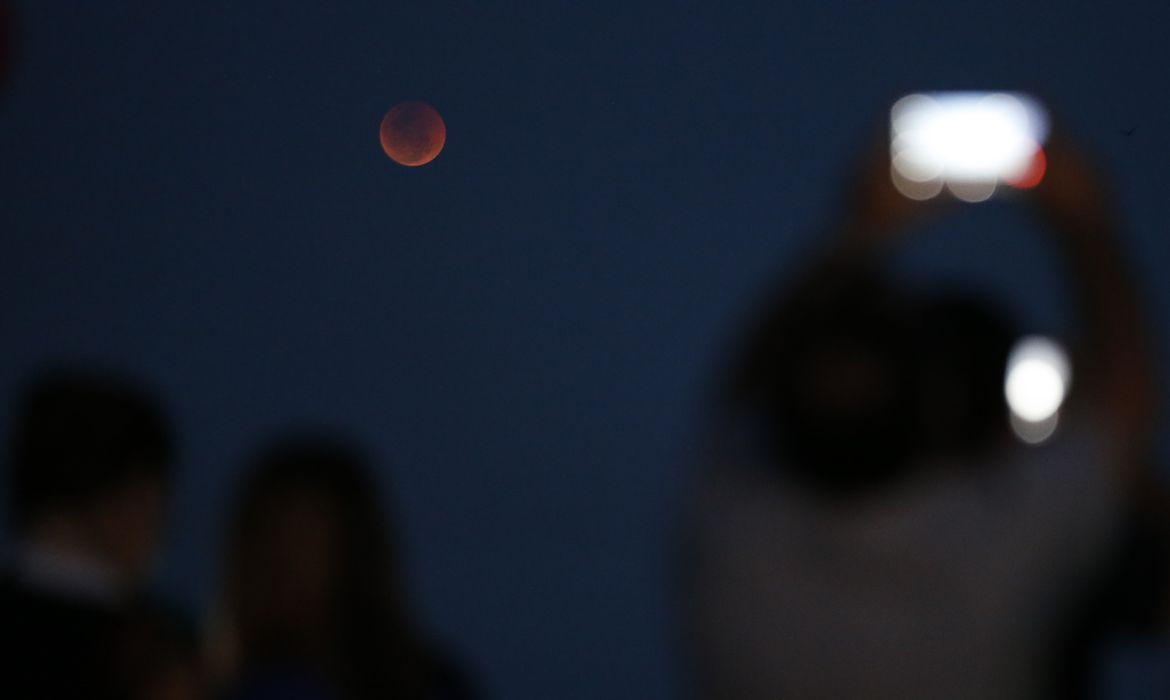 Grupos de visitantes e estudiosos se reúnem no Forte de Copacabana para observar o eclipse total da lua, em que o astro ganha tons avermelhados, conhecido como Lua de Sangue.