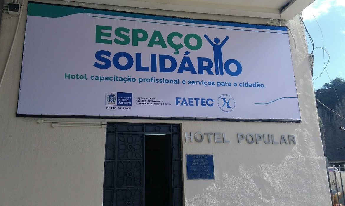 O antigo Hotel Popular, agora chamado Espaço Solidário, oferece estadia a quem não consegue voltar para casa depois do trabalho 