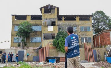 SEOP e GAECO realizam a demolição de um prédio de 4 andares construído irregularmente na Ilha da Gigoia, na Barra da Tijuca, em área sob influência do crime organizado. Foto: Fabio Costa/ Pref. RJ