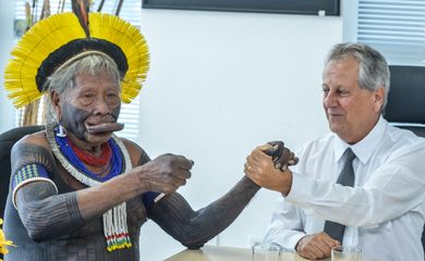 O ex-presidente da Funai Antonio Fernandes Toninho Costa, com o cacique Raoni - Divulgação Funai