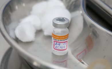 Dose pediátrica na vacina do Instituto Butantan contra Covid-19 na Unidade Básica de Saúde - UBS Brás.