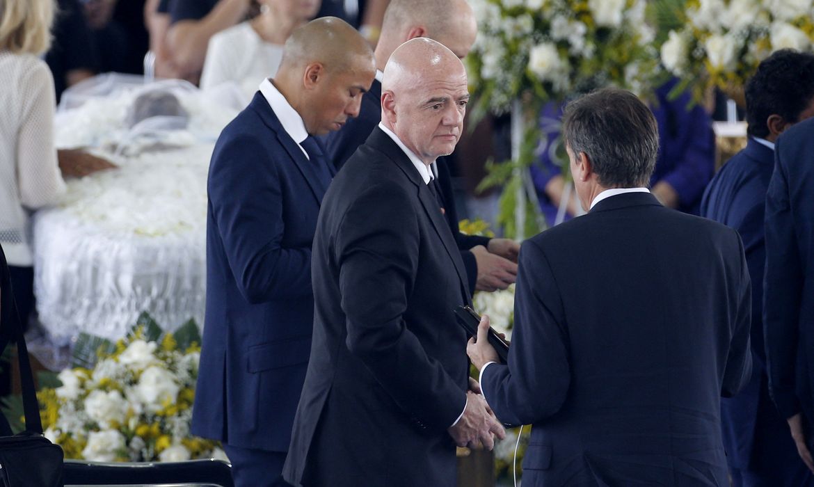Presidente da Fifa, Gianni Infantino, comparece ao velório de Pelé na Vila Belmiro