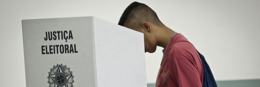 Eleitor vota em São Paulo, o maior colégio eleitoral do país, para garantir a votação.