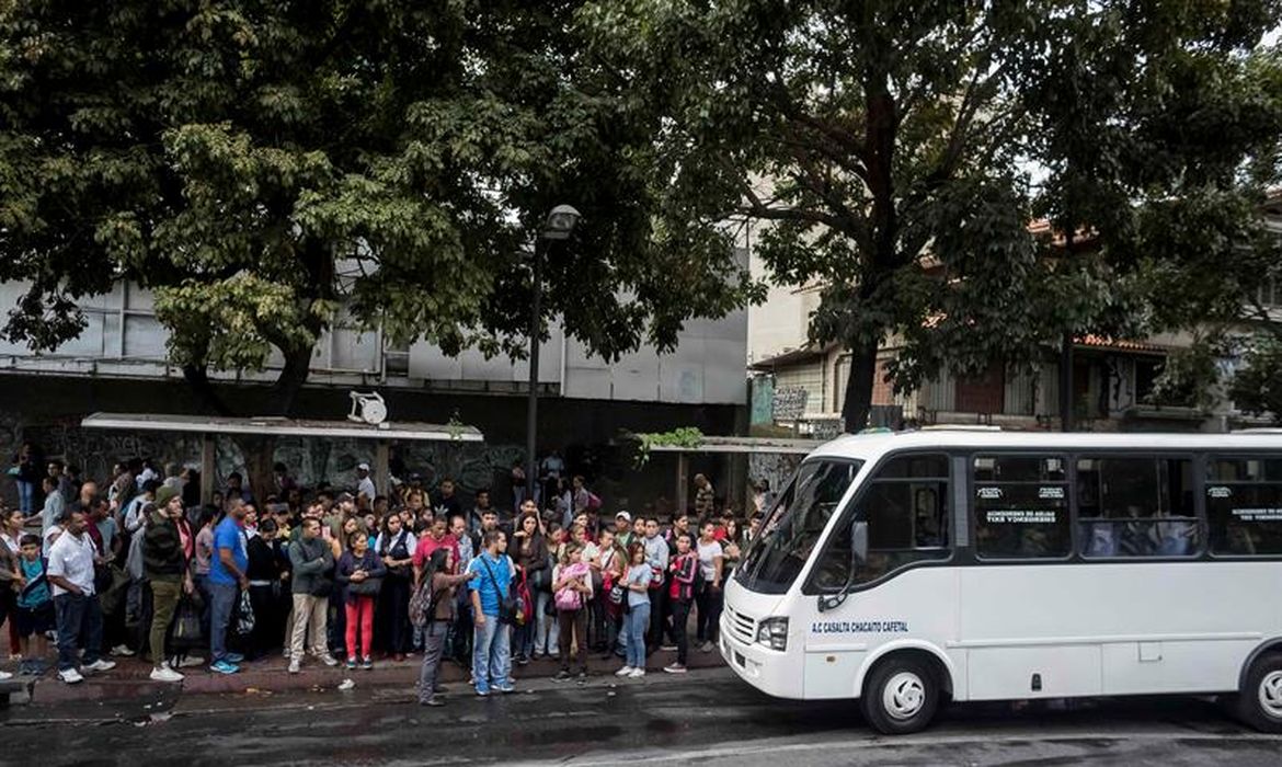 Pessoas aguardam por ônibus nas paradas de Caracas, no dia em que a oposição convocou o país para uma greve geral