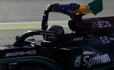 Lewis Hamilton segura bandeira do Brasil após vencer GP em Interlagos