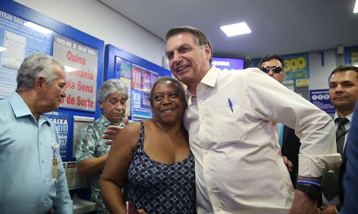 O presidente Jair Bolsonaro, joga na Mega-Sena da Virada na manhã desta 5ª feira (26.dez.2019) na lotérica Cruzeiro do Sul, no Cruzeiro Velho, bairro tradicional de Brasília