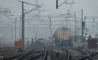 People cross railway tracks on a smoggy morning in New Delhi, India, November 3, 2023. REUTERS/Anushree Fadnavis