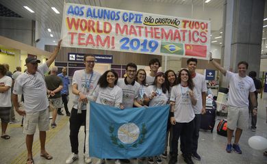  Os estudantes do Colégio Pedro II que participaram da World Mathematics Team Championship (WMTC), a maior olimpíada de Matemática da China, desembarcam no Aeroporto RioGaleão e são recebidos pelos familiares e amigos. 