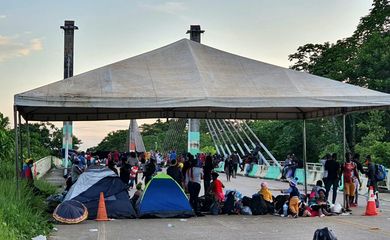 Imigrantes retornam para a Ponte da Integração após confronto com autoridades peruanas