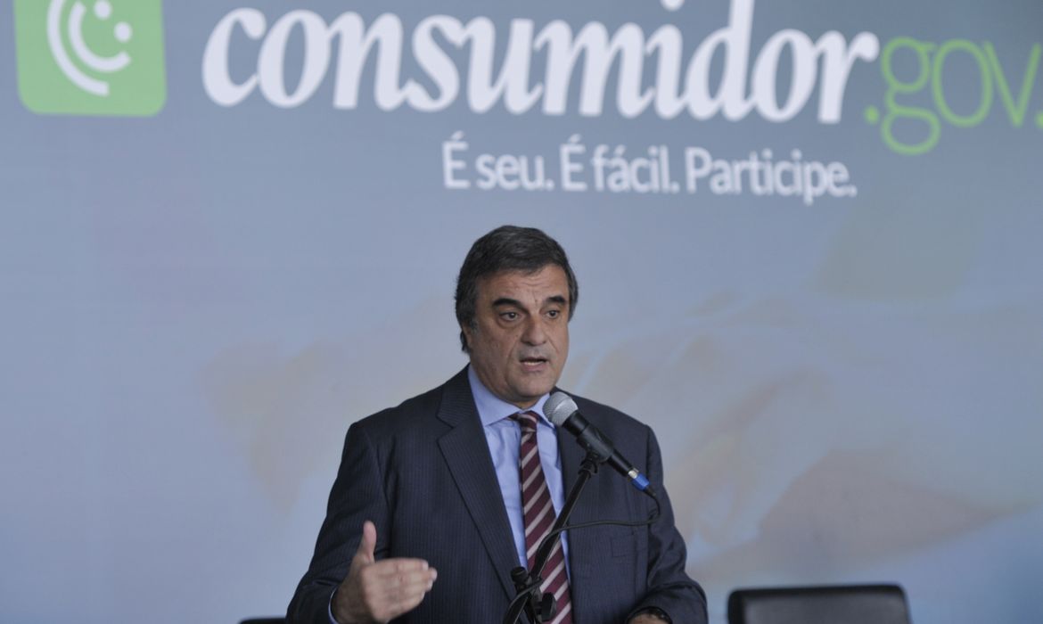 O ministro da Justiça, José Eduardo Cardozo, lança o consumidor.gov.br, portal que vai oferecer um novo modelo de atendimento ao consumidor (Antonio Cruz/Agência Brasil)