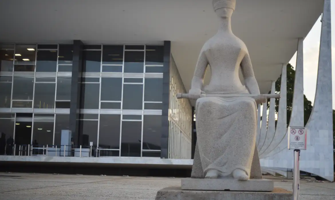 Fachada do Supremo Tribunal Federal (STF) com estátua A Justiça, de Alfredo Ceschiatti, em primeiro plano.