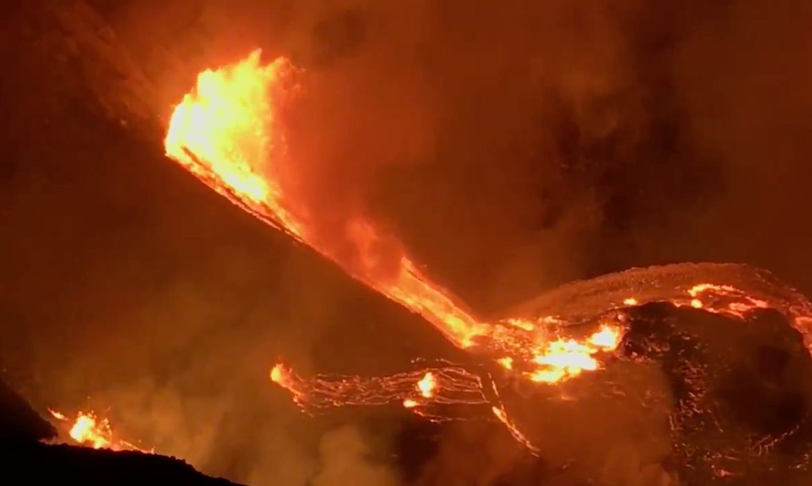 Kilauea volcano erupts in Hawaii