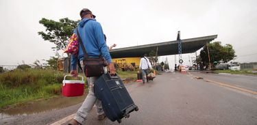 Venezuelanos chegam ao Brasil pela cidade de Pacaraima, em Roraima, em busca de emprego e de alimentos