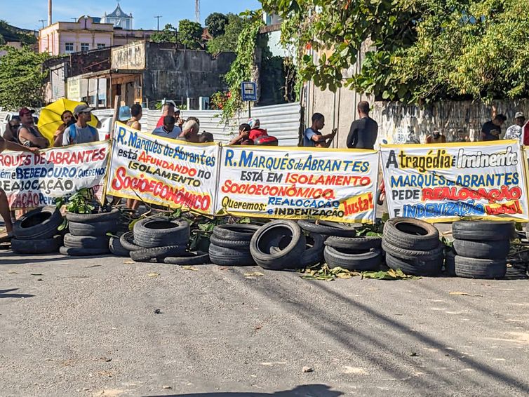 Maceio (AL) 01/12/2023 - Protesto na comunidade de Flexal, em Maceió, que pede a retirada das famílias do local que pode ser afetado com afundamento de uma mina de exploração de sal-gema da Braskem. 


Foto: Cibele Tenório/Agência Brasil