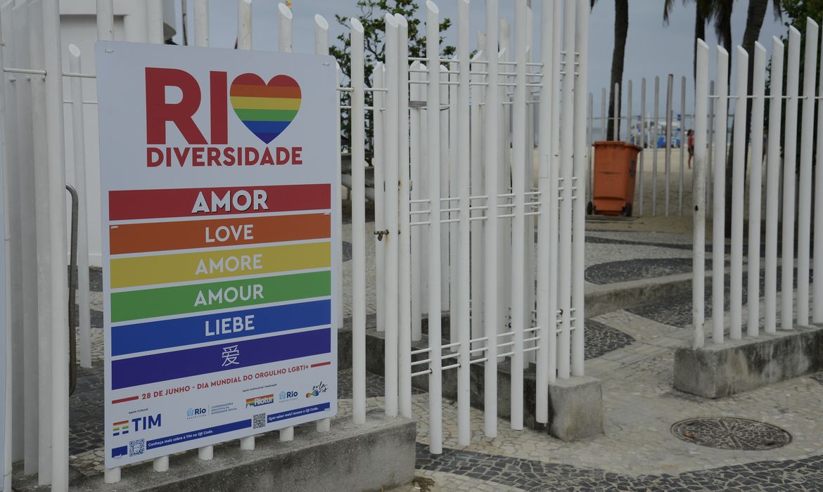 Postos de salvamento em Copacabana recebem painéis em comemoração ao mês do Orgulho LGBTQIA+, que acontece em junho.