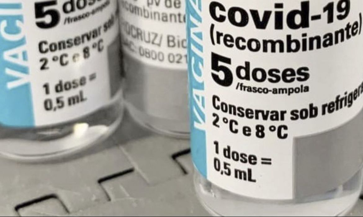 vacina Covid-19 Fiocruz.