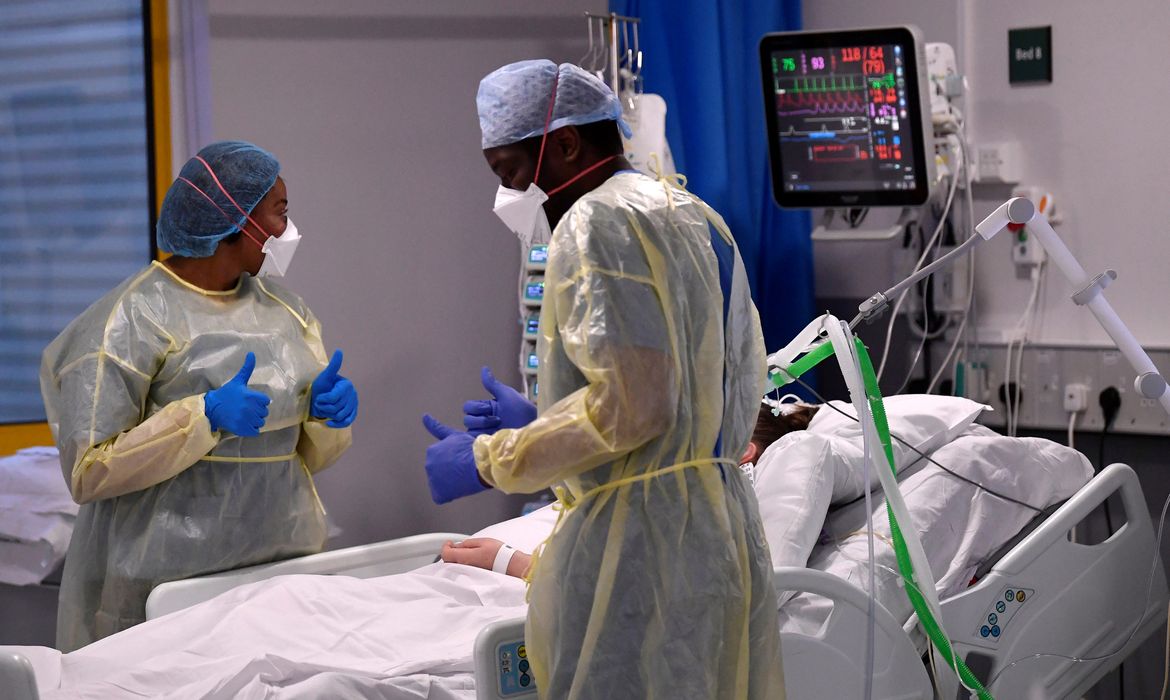 Paciente com Covid é tratado em hospital britânico de Milton Keynes