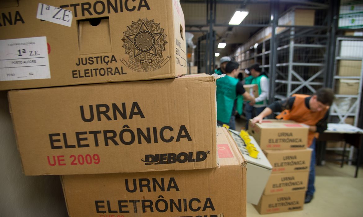  Urnas Eletrônicas que serão utilizadas nas zonas eleitorais de Porto Alegre começam a ser despachadas para os locais de votação. ( Marcelo Camargo/Agência Brasil)