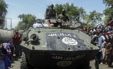 Soldados nigerianos exibem tanque capturado do grupo Boko Haram