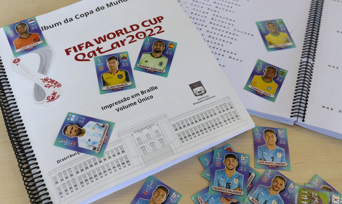 Álbum de figurinhas da Copa do Mundo do Catar, adaptada em braile para atender ao público cego e confeccionada pelo Instituto Benjamin Constant.