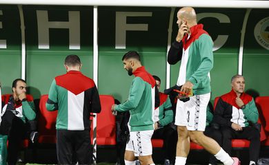 Jogadores palestinos antes de partida contra o Líbano
 16/11/2023   REUTERS/Rula Rouhana