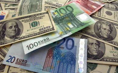 Value of euro falls to reach parity with dollar
