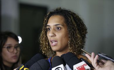 Anielle Franco, irmã da vereadora Marielle Franco (PSOL), assassinada em março, fala à imprensa após reunião com o secretário de Segurança Pública do Rio de Janeiro, general Richard Nunes, no Centro Integrado de Comando e Controle.