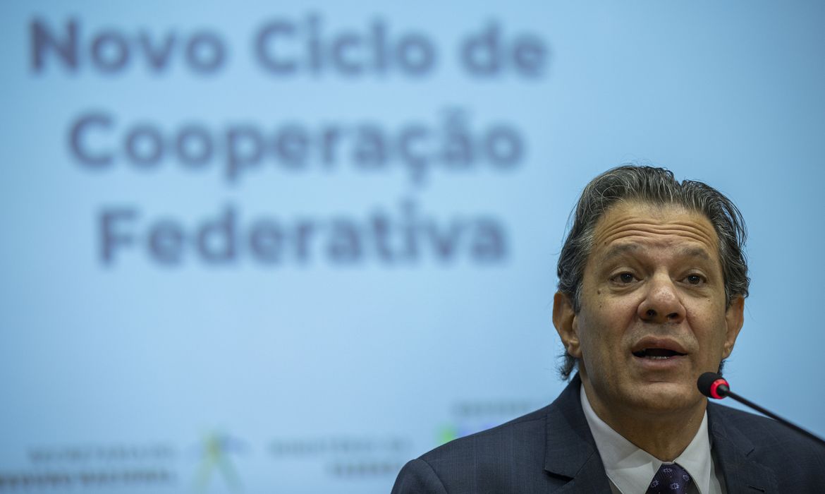 Brasília (DF) 26/07/2023 - O ministro da Fazenda, Fernando Haddad (c), apresenta o Novo Ciclo de Cooperação Federativa, durante entrevista coletiva no ministério. Foto: Joédson Alves/Agência Brasil